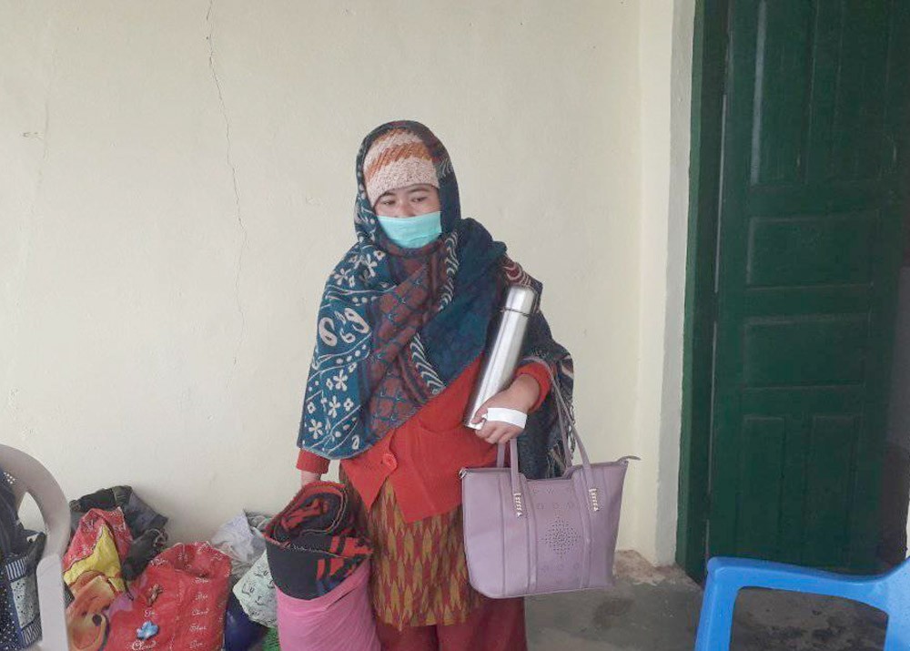 पाल्पाको रैनादेवी छहरा गाउँपालिका भुवनपोखरीकी ३३ वर्षीया आसा दंगाल कोरोना जितेर घर फर्कदै । उनी गाउँपालिकाले सञ्चालन गरेको कोभिड अस्पतालमा १२ दिनको उपचारपछि निको भएर घर फर्केकी हुन् । तस्वीर : विष्णु पोखरेलको फेसबुक पेजबाट
